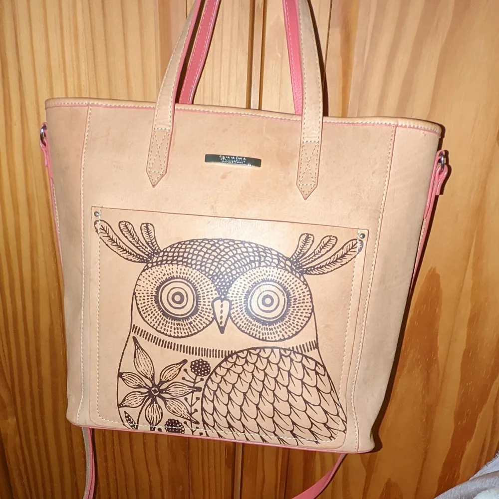 Tannino Cuero leather bag with owl details. Made in Colombia.